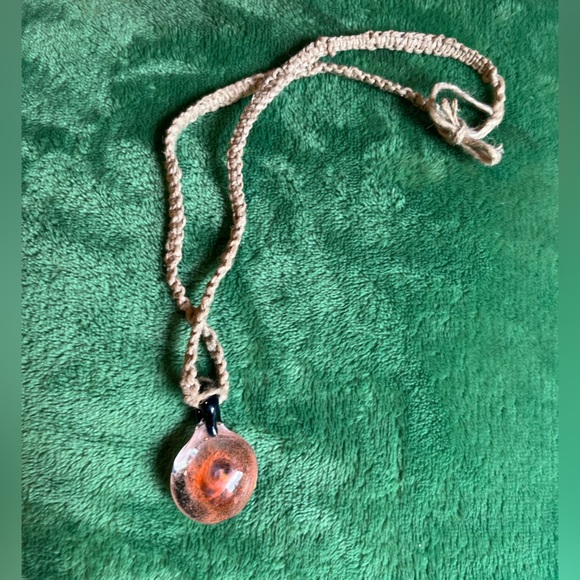 Hemp necklace with glass Daisy pendant - Picture 2 of 4